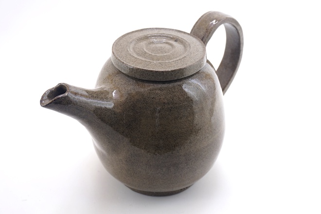 Theepot met transparant glazuur op grijze spikkelklei