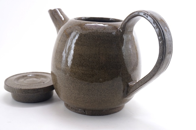 Theepot met transparant glazuur op grijze spikkelklei