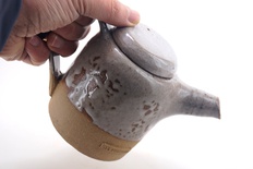 Theepot kiezel glazuur op roodbakkende steengoedklei