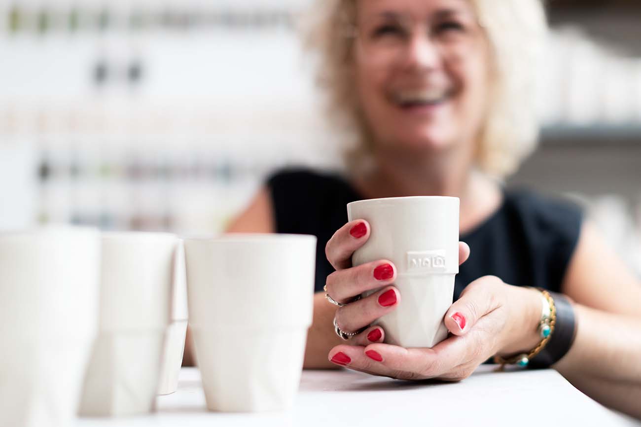 Marianne Q met een van haar gepersonaliseerde bekers