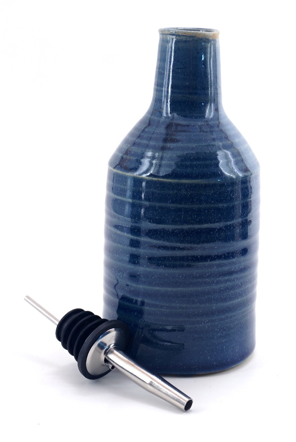 Handgemaakte oliefles in blauw glazuur