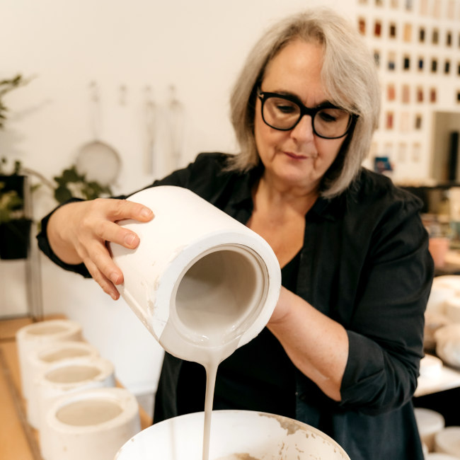 Anja giet vloeibare klei