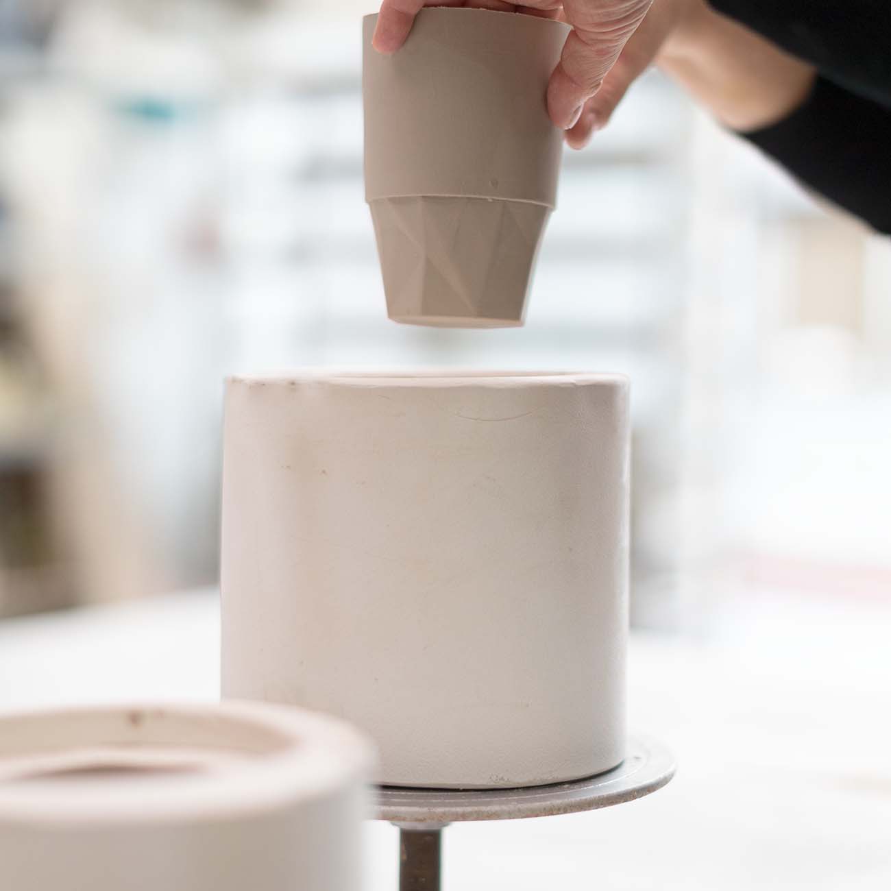 De kleimok uit de vorm halen.